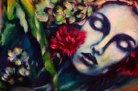 Detail von „Hidden Heroes“: eine rote Blüte neben dem Gesicht, daneben helle Blütenstände vor dunklem Grün.
